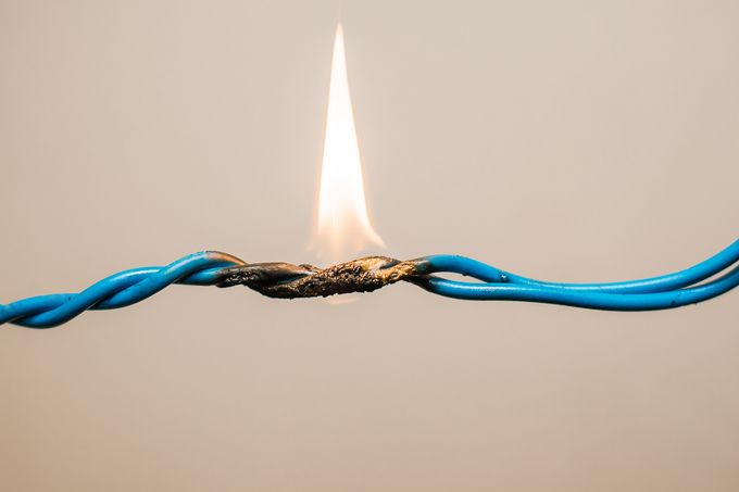Cables con una llama de fuego
