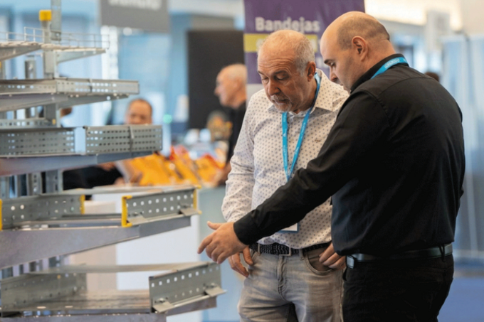 Representante de PohlCon Ibérica en un stand profesional de soluciones portacables