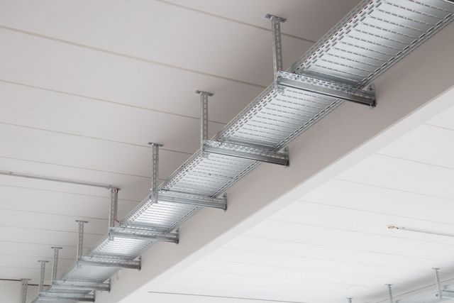 Bandejas portacables de acero galvanizado en caliente instaladas en una nave industrial.