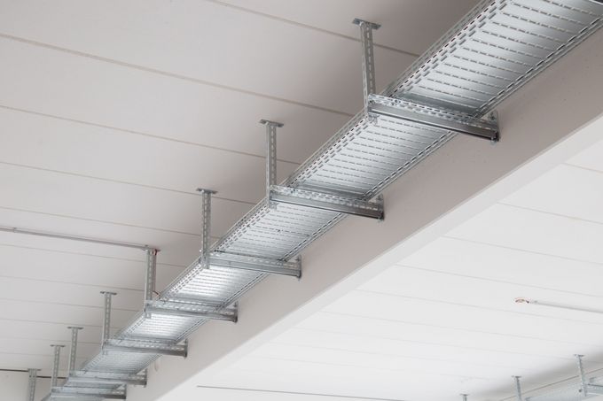 Bandejas portacables de acero galvanizado en caliente instaladas en una nave industrial.