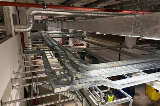 Canalización eléctrica industrial con bandeja portacables y soportación, accesible para mantenimiento y crecimiento.