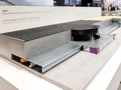 Sistema de canalización bajo suelo con recrecido UKO en oficina técnica, con cajas bajo suelo y distribución ordenada de energía y datos.