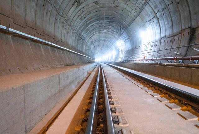 Bandejas portacables y soportes PohlCon instalados en túnel de Pajares.