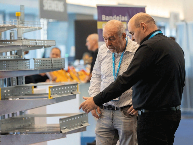 Representante de PohlCon Ibérica en un stand profesional de soluciones portacables