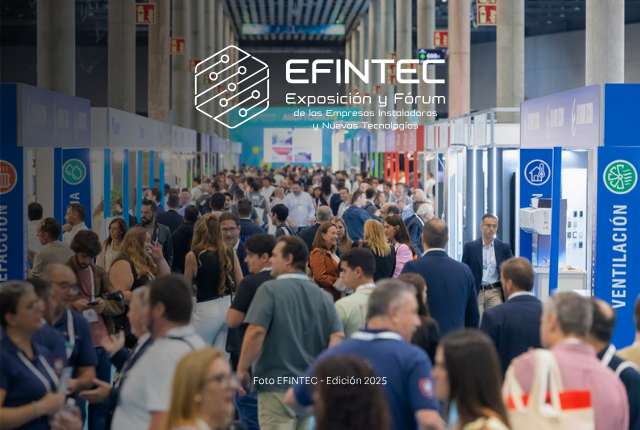Pasillo de EFINTEC con profesionales y expositores del sector de la instalación y la energía